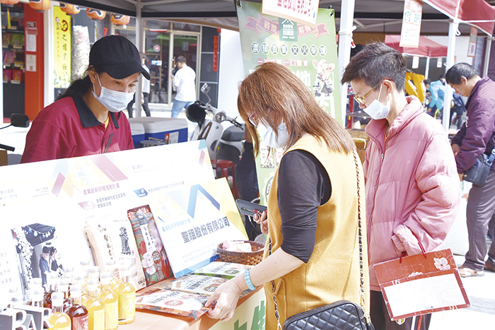 建設處籌辦市集，邀集地方企業或個人參與，活動中鼓勵民眾使用行動支付。（詹宗翰攝）