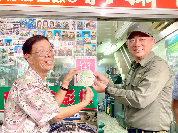 2020年金門老兵召集令活動，金龍攝影社響應加入特約商店。（縣府觀光處提供）