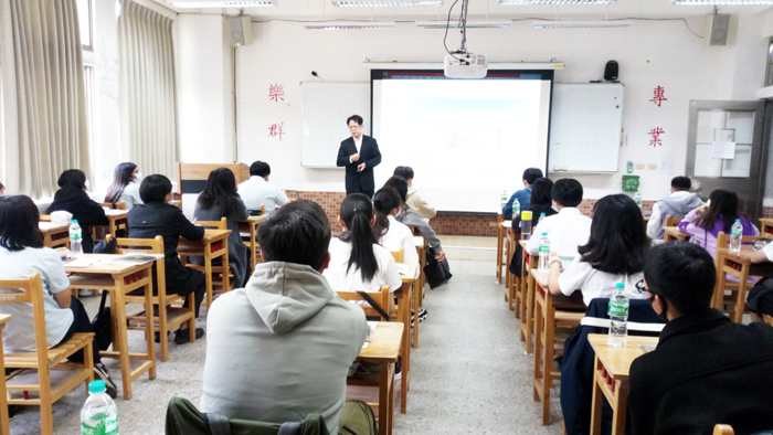 文華高中與中興高中師生到金大座談交流。（許加泰攝）