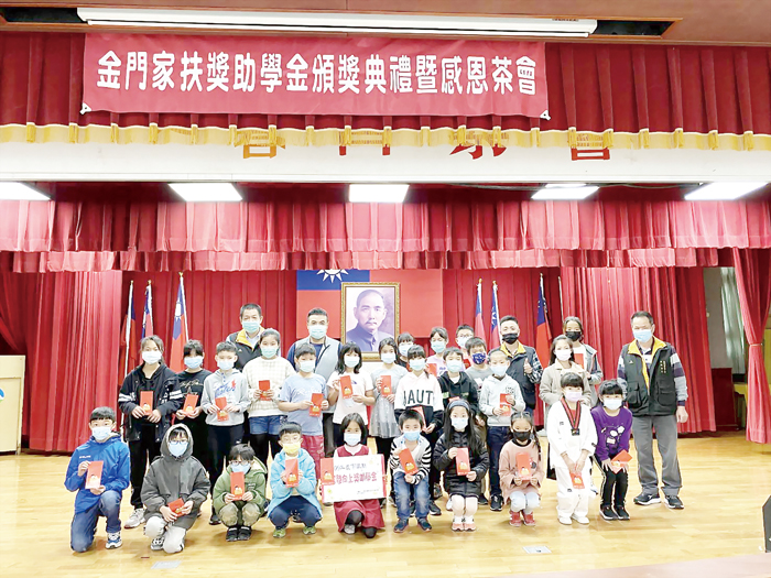 金門家扶中心3月27日上午於金城鎮公所七樓展演廳,舉辦「109學年下學期家扶綜合獎助學金頒獎典禮」,頒發8項獎助學金。(金門家扶中心提供)