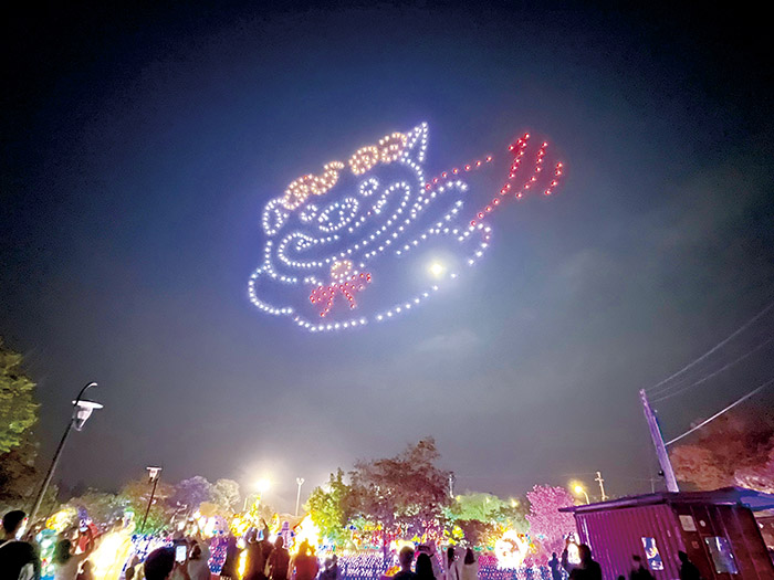 「金門星光節」開幕空拍機秀,排出可愛的風獅爺超人。(陳冠霖攝)