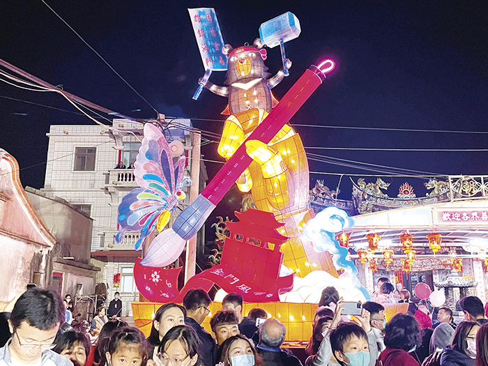 「金門星光節」兩座主燈之一「金藝球精、神來一筆」，以鼓勵青年學子的文學創作為主題。（陳冠霖攝）