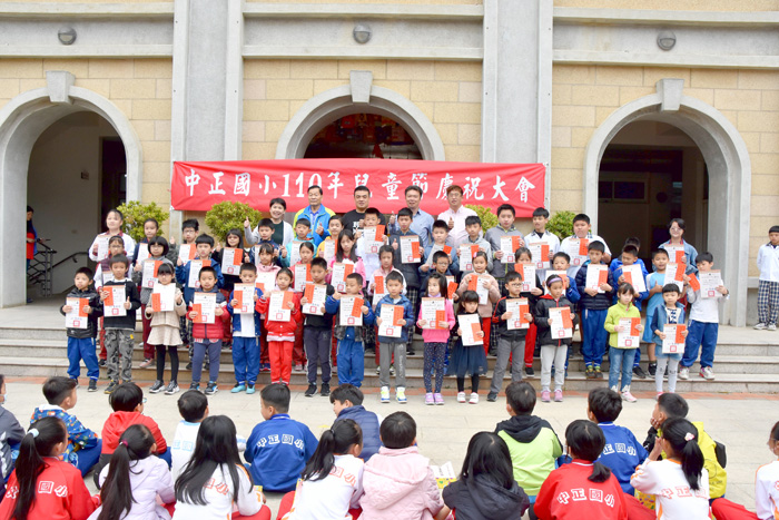 中正國小表揚46位優秀兒童，鎮長李誠智、家長會會長李光杏、副會長李鍾靈贈送禮物，祝大家兒童節快樂。（詹宗翰攝）