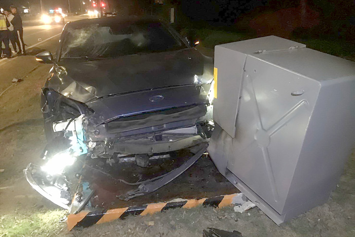 超車不慎，造成二輛汽車、一台機車連環車禍，圖為小自客撞擊路旁台電變電箱及消防人員到場急救送醫照片。（金城警分局提供）