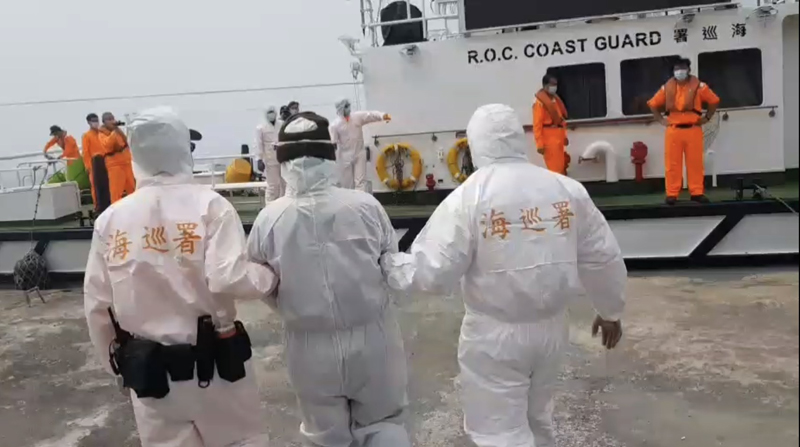 第九岸巡隊烏坵安檢所在烏坵鄉大坵南方岸際發現一名大陸籍偷渡男子。(岸巡隊提供)