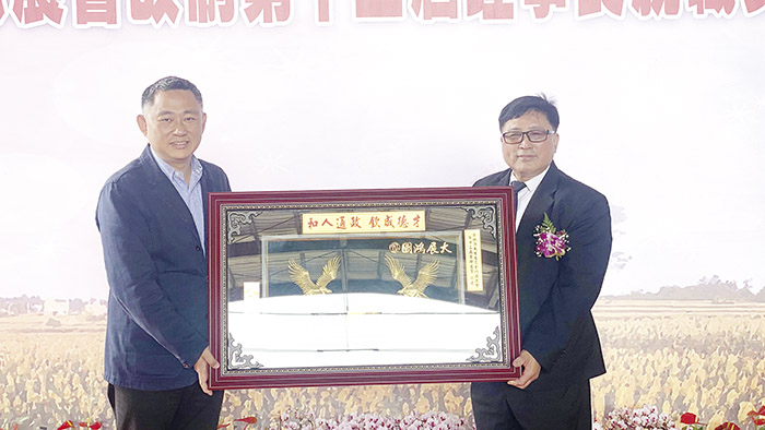 縣長楊鎮浯頒發感謝牌予卸任理事長蔡水游，並和理監事等合影留念。（李增汪攝）