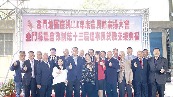 縣長楊鎮浯頒發感謝牌予卸任理事長蔡水游，並和理監事等合影留念。（李增汪攝）