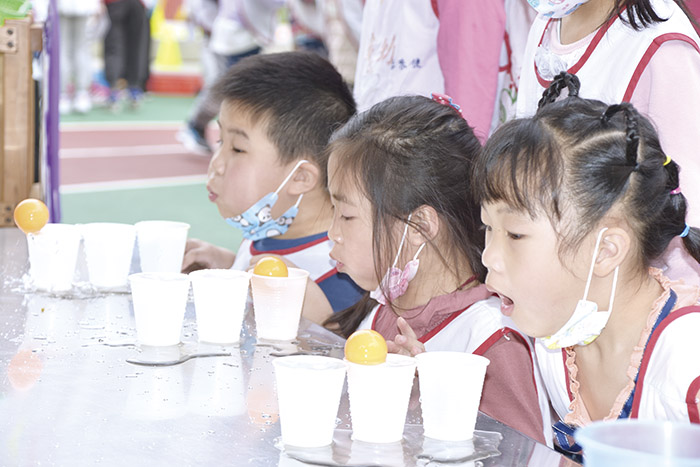 金城幼兒園慶祝兒童節，在校園裡辦園遊會，讓所有的小朋友盡情的玩樂。（詹宗翰攝）