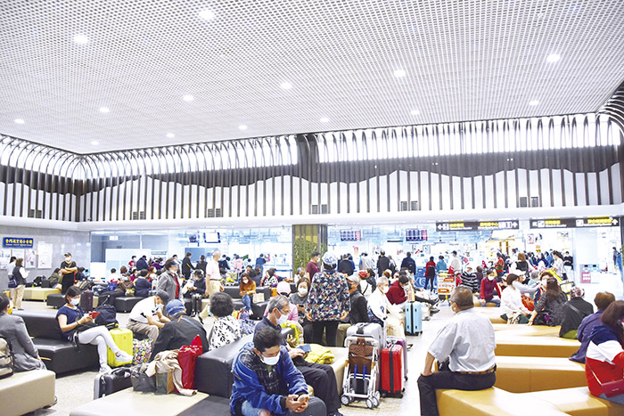 台金空中交通恢復飛航,機場湧入大批旅客候機。(李金鎗攝)
