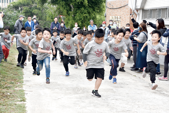 賢庵國小慶祝兒童節,舉行路跑比賽,分年級取前十名。(詹宗翰攝)