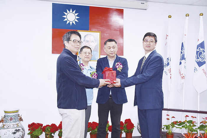 金門縣陶瓷廠昨舉行新任廠長佈達交接典禮,由何桂泉(右)接任。(陳冠霖攝)