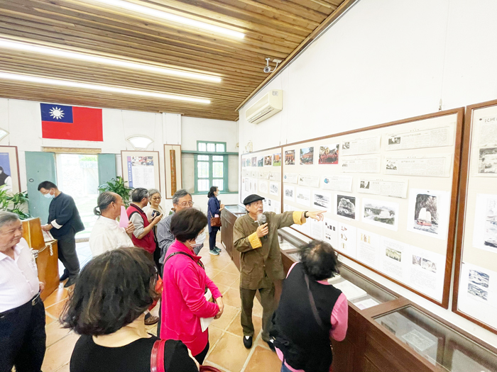 「吳鼎仁藝文生涯展」昨日在睿友文學館舉辦開幕茶會。(陳冠霖攝)