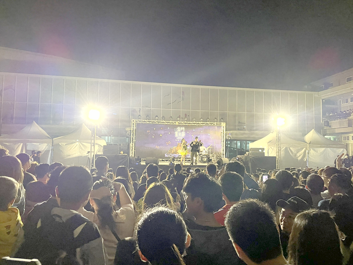 昨晚「金門星光節」請來藝人高爾宣,吸引大量歌迷到場。(陳冠霖攝)