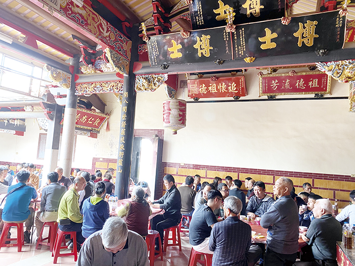 逾百位分散全縣各鄉鎮及從台灣返鄉祭祖掃墓的盤山村下堡東翁氏二房宗親，昨齊聚宗祠「吃頭」團聚。（翁維智攝）