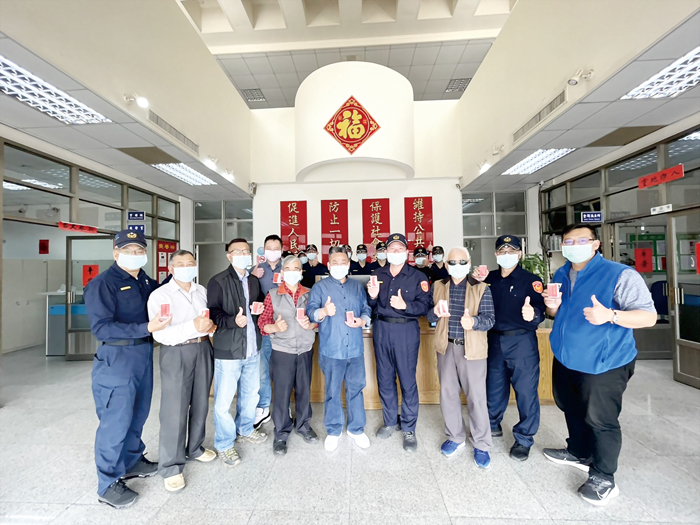 金湖分局警友會贈送「警察警便帽專用LED夾燈」100組給湖警同仁。（金湖分局提供）