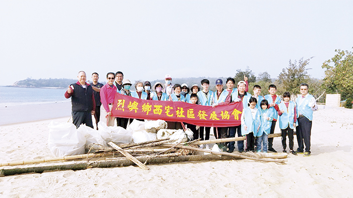 西宅社區發展協會舉辦認養海岸線清潔維護淨灘活動。（許加泰攝）