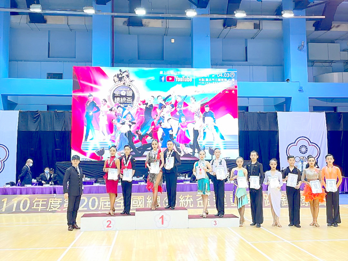 林冠佑與唐嘉琝榮獲青少年二級組第三名的頒獎照片。（金門體育會提供）