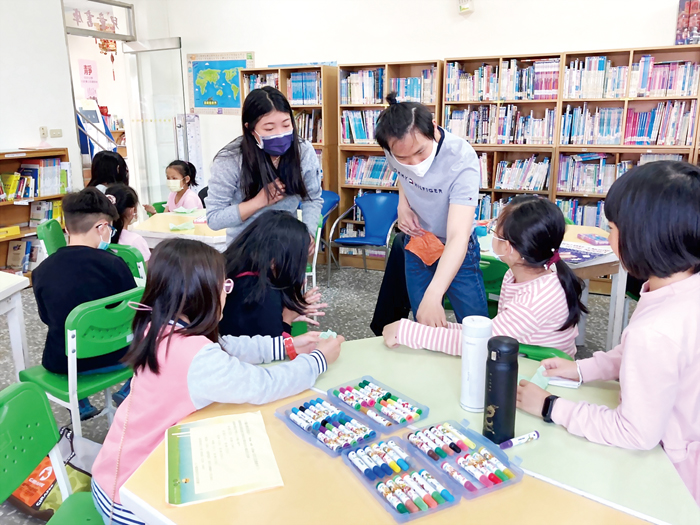 金沙鎮立圖書館「共學共玩教室」規劃「英文說書會」，歡迎國小三年級以上對英文閱讀有興趣者參加。（金沙圖書館提供）