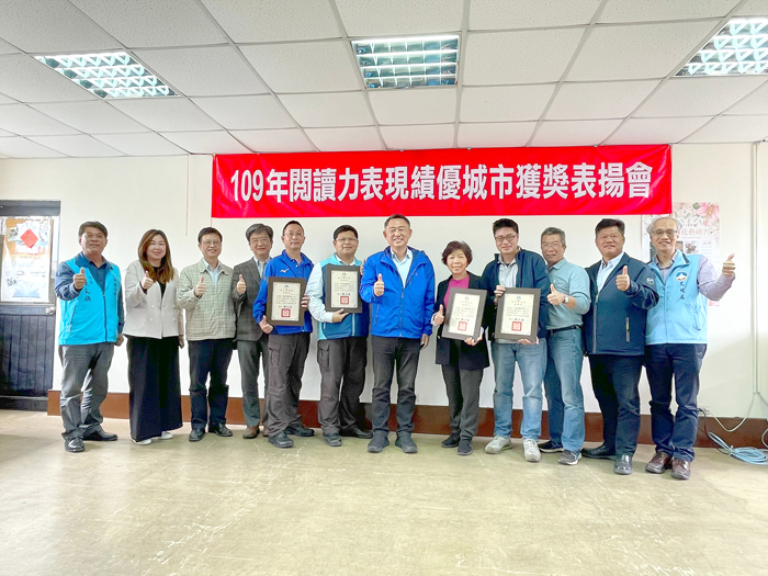 金門各鄉鎮閱讀力調查報告成果豐碩,縣長楊鎮浯頒獎表揚有功人員。(陳冠霖攝)