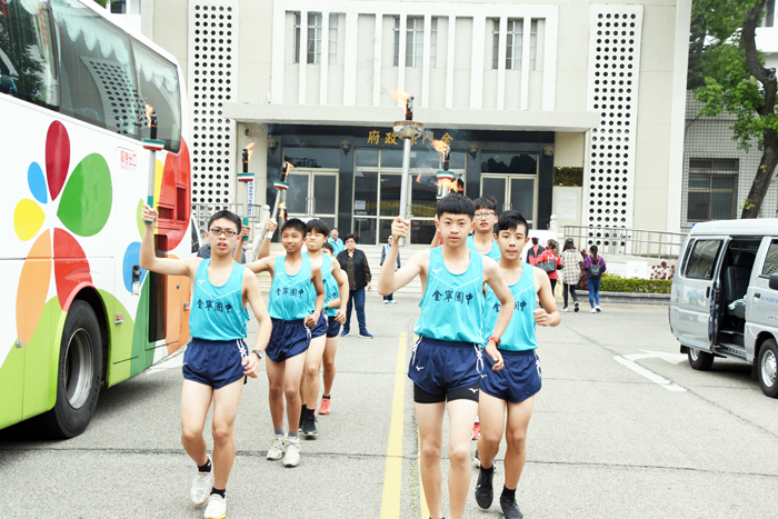 金寧中小學選手接下聖火在全縣傳遞。（詹宗翰攝）