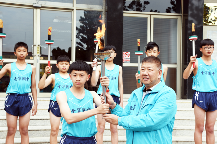 參議陳世保將聖火遞交寧中小選手。（詹宗翰攝）