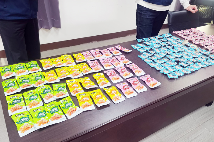金門縣刑警大隊兵分2路，在金門、新竹查獲大陸豬肉零食一批，查扣的豬肉零食商品標單，載明產品來自湖南省，警方依違反動物傳染病防治條例送辦。
（縣警局刑警大隊提供）