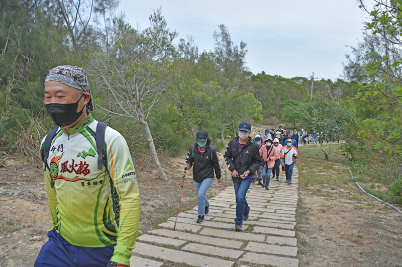 參與健行的民眾從茅山塔山腳出發,走到文台寶塔後折回,民眾在蓋了活動完成戳章後即折返。(詹宗翰攝)