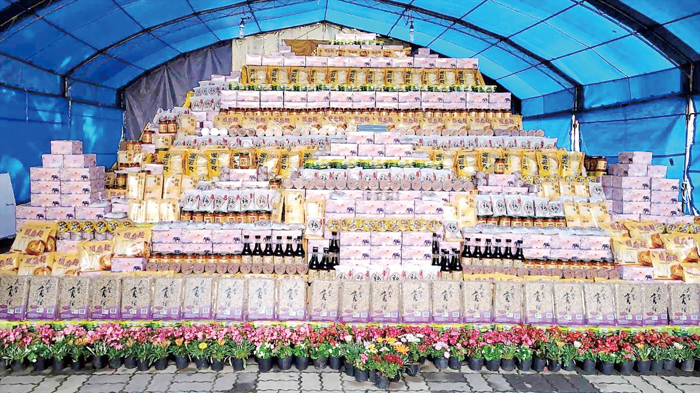 福智僧團月稱光明寺傳愛金門，捐贈金門金城鎮公所公益物資，由鎮長李誠智代表受贈，送暖中低收入戶及清寒家庭，這批公益物資也將陸續捐贈至全臺245個社福團體。（月稱光明寺提供）