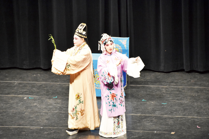 崑曲遊園驚夢，女主杜麗娘夢中與書生柳夢梅於牡丹亭中相會。（詹宗翰攝）