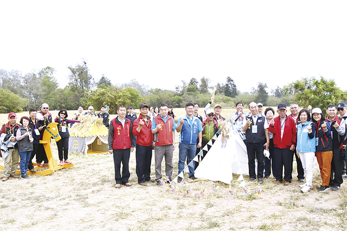 楊忠俊陪同新竹縣新埔鎮鎮長林保祿、鎮代會主席王增基團隊走訪地景麥田風光。（李金鎗攝）