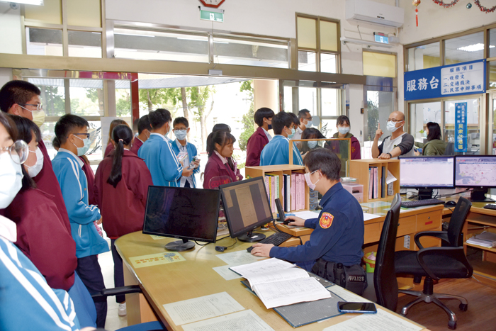 縣府社會處辦理「青年職涯探索活動」，金城國中近三十位同學前往金城分局體驗及參訪警察職場。（莊煥寧攝）
