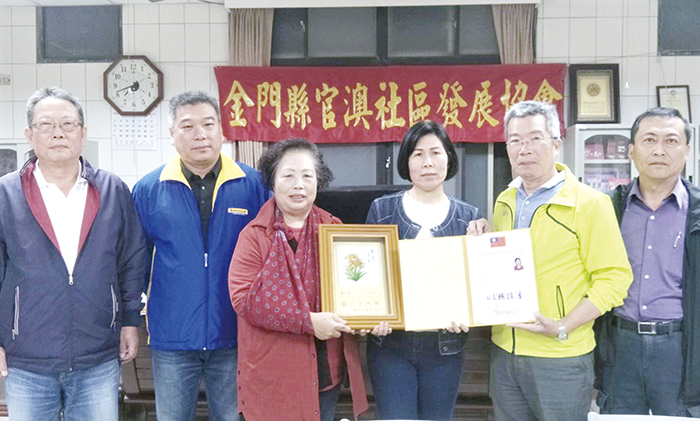 金沙鎮官澳社區志工隊成軍，日前召開第一次志工月例會議，鎮長吳有家前往頒發當選證書，感謝志工伙伴們奉獻自己，服務他人。（金沙鎮公所提供）