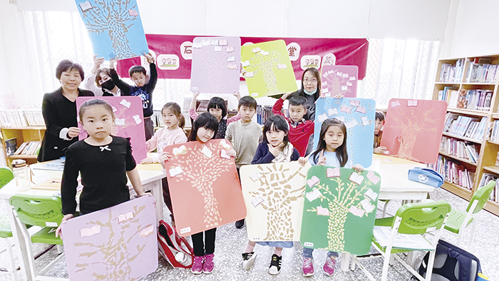 「石獅爺陪伴閱讀小學堂」共計有15位低年級學童參與，於活動中繪製閱讀樹，達標後（10本以上書籍）可獲得獎勵。
（陳麗妤攝）