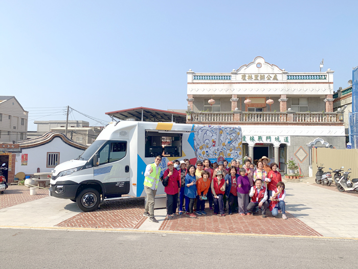 數位行動監理車從金寧鄉開始，巡迴至金湖鎮瓊林村，為鄉親提供服務。（監理站提供）