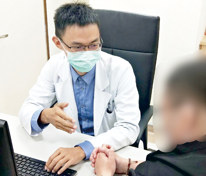 北榮皮膚部主治醫師李政源鼓勵患者積極治療,避免進一步引發關節炎或其他系統的發炎。(金門醫院提供)