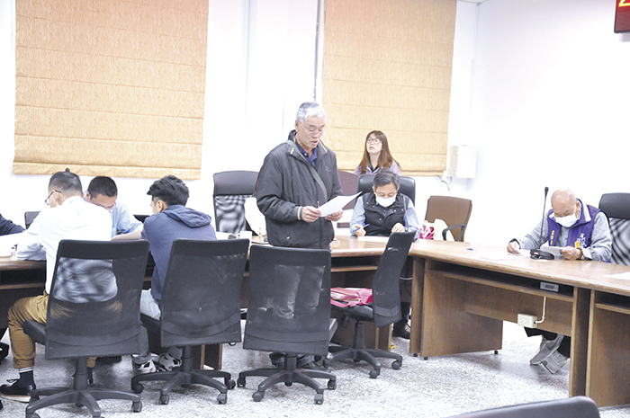 浯島城隍廟管理委員會總幹事張克全說明浯島邑主城隍廟遷治週年慶典，對金門來說是地方一大盛事。（楊水詠攝）