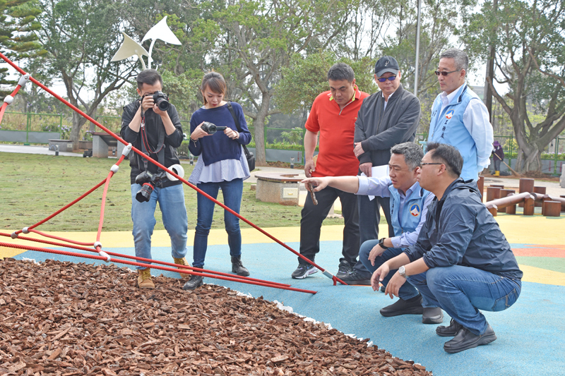 金城莒光湖共融式公園即將啟用，縣長楊鎮浯與養工所所長吳志偉等人前往視察，了解各項設施的施作情形。（詹宗翰攝）