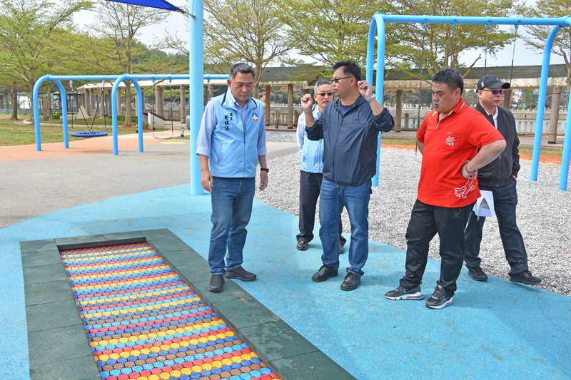 金城莒光湖共融式公園即將啟用,縣長楊鎮浯與養工所所長吳志偉等人前往視察,了解各項設施的施作情形。(詹宗翰攝)