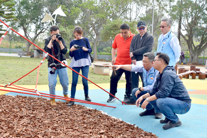 金城莒光湖共融式公園即將啟用，縣長楊鎮浯與養工所所長吳志偉了解各項設施的施作情形。（詹宗翰攝）