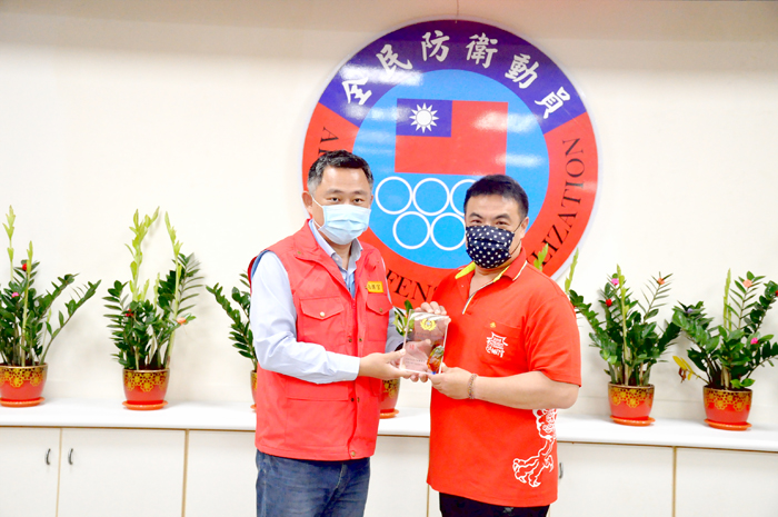 縣長楊鎮浯頒發一○九年度鎮公所績優役政單位金城鎮公所，由金城鎮長李誠智代表受獎。（楊水詠攝）