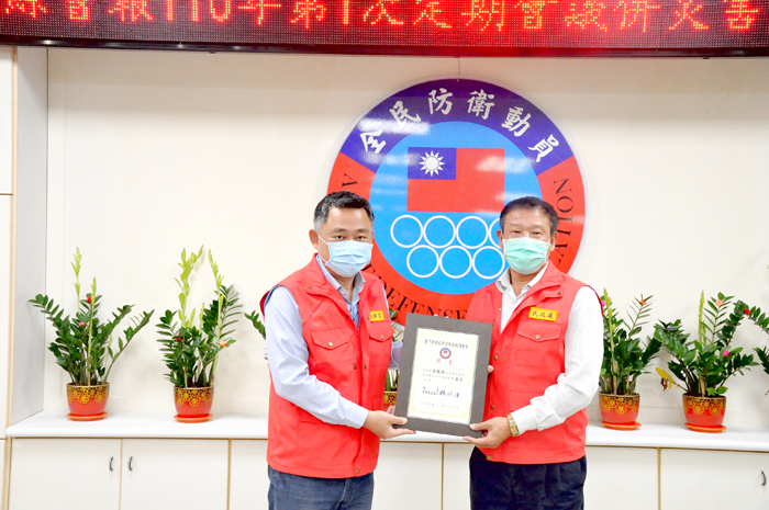 頒發一一○年全民戰力綜合協調會報委員聘書計四十五位，則由縣府民政處長蔡西湖代表接受聘書。（楊水詠攝）