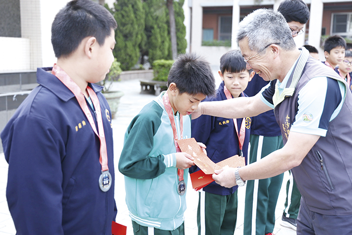 金沙國小男生籃球隊於「2021全國國民小學籃球錦標賽」小校組比賽,榮獲季軍。金沙鎮鎮長吳有家頒發獎金嘉勉13位選手,鼓勵大家不論學習或比賽都要能全力以赴,為個人為學校也為金沙鎮爭光。(陳麗妤攝)