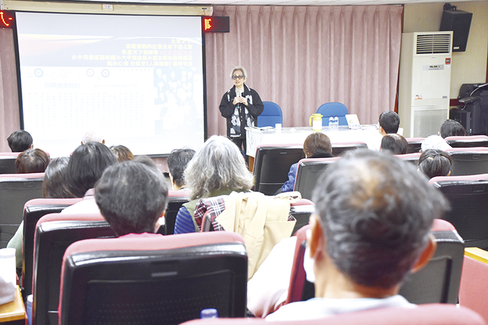 蘇蔡彩秋女士與金城樂齡學習中心的學員分享其人生觀,勉勵大家遇事不懼,凡事往好的想。(詹宗翰攝)