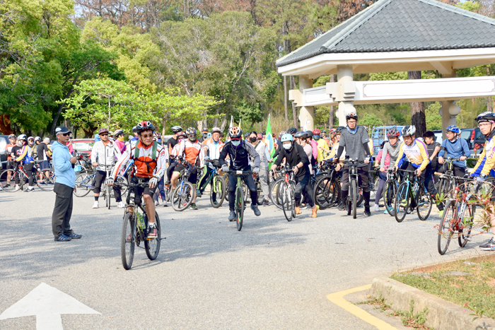 金城體育會運動i台灣│單車快樂遊活動,昨天在黃怡凱等人鳴槍後分梯次出發。(李金鎗攝)
