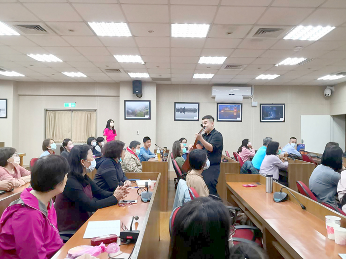 金門縣文化局昨日邀請凝輝光點療癒個人工作室創辦人林威宇老師,帶來「遇見音樂~自我療癒」講座和工作坊。(李增汪攝)