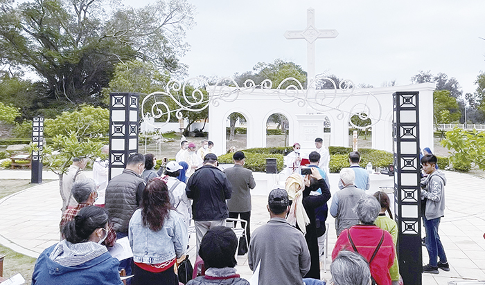 羅寶田紀念園區感恩祝福禮活動,由天主教台北總主教公署總主教鍾安住擔任主禮,帶領與會人員完成灑聖水等聖道禮儀。(陳麗妤攝)
