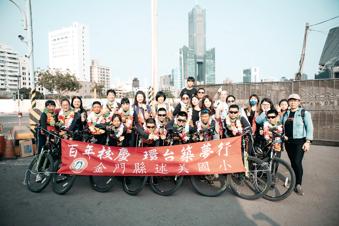 述美國小12位六年級學生在校長劉界宏及3位老師帶領下,6日啟程赴台展開為期10日的「百年校慶單車環台築夢行」。(圖由述美國小提供)