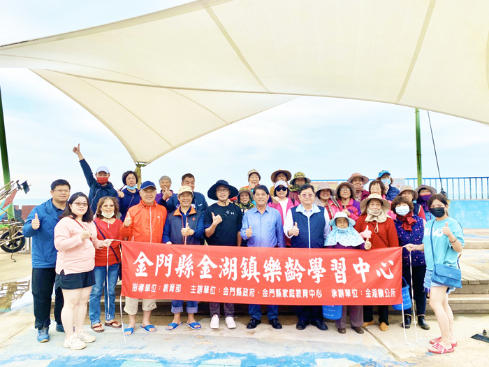 金湖鎮樂齡學習中心舉辦挖花蛤活動。（金湖鎮公所提供）