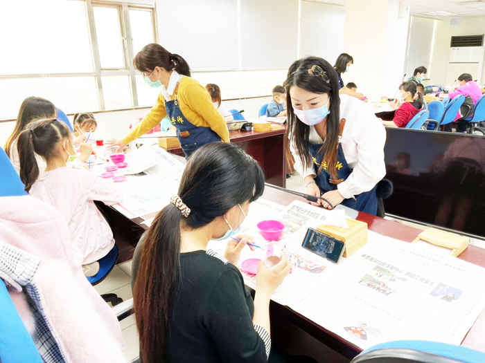 移民署金門縣服務站舉辦多肉植物DIY活動，由邱智芬為新住民姊妹解說示範。
（移民署金門縣服務站提供）