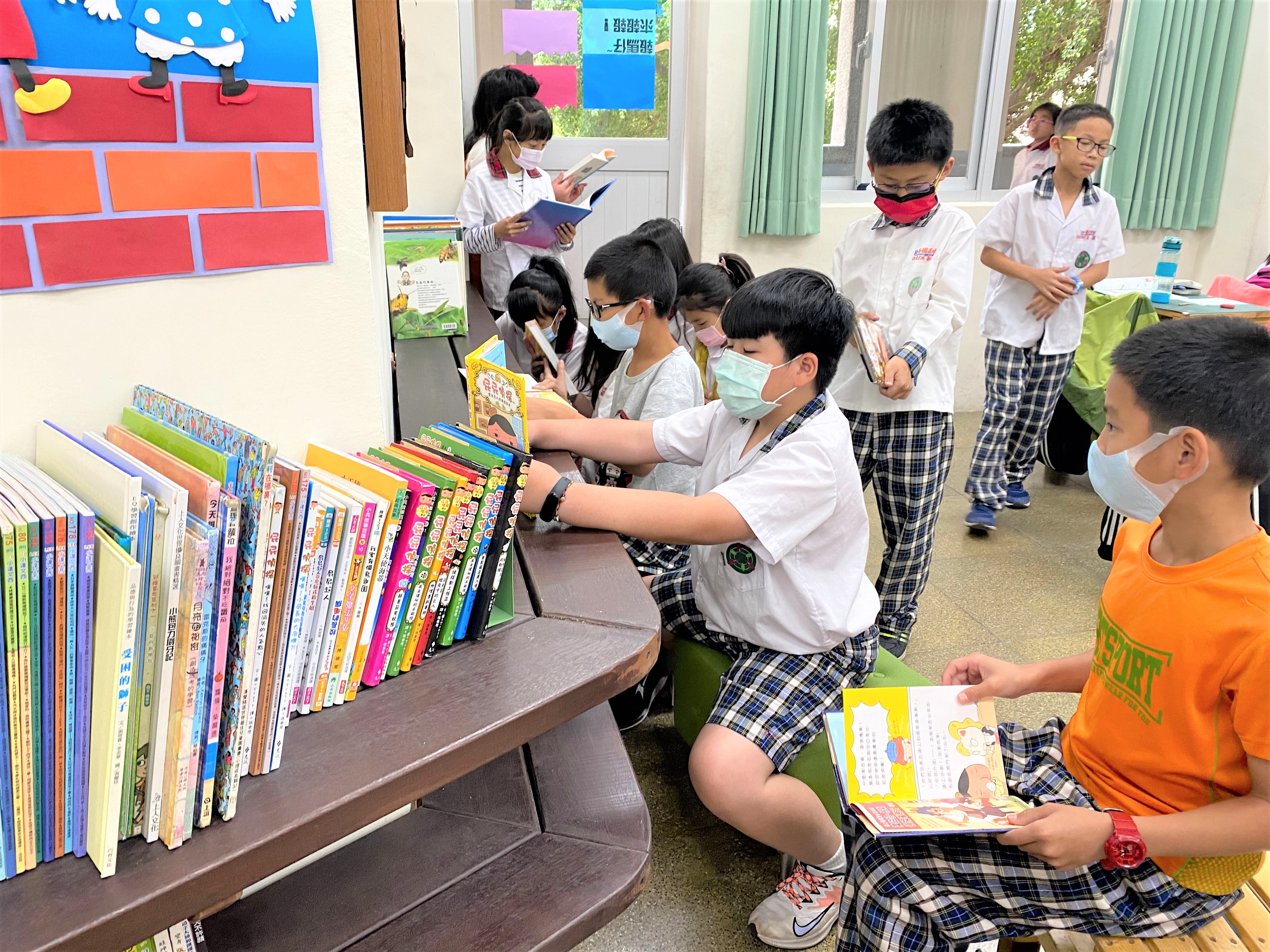 新北市板橋國小退休老師李聰任募書贈送金門縣小學，讓同學們在閱讀角看書，享受閱讀的樂。（教育處提供）